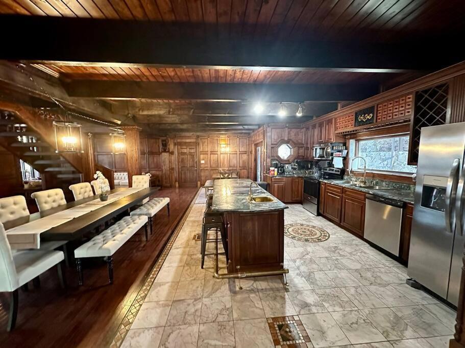 5 Bedroom Estate Near Casino And Downtown 브리스톨 외부 사진